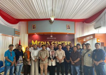 Sefie Sejumlah Wartawan dengan Jajara KPU Barito Utara