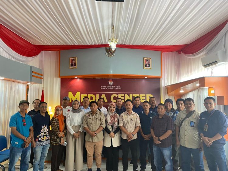 Sefie Sejumlah Wartawan dengan Jajara KPU Barito Utara