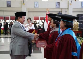 Foto Prabowo Subianto Memberi Ucapan Selamat ke Mahasiswa