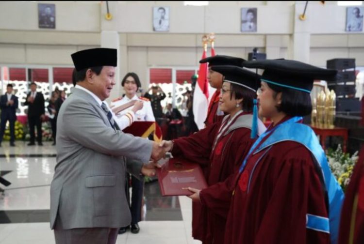 Foto Prabowo Subianto Memberi Ucapan Selamat ke Mahasiswa