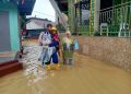 Dit Polairud Polda Kaltim Bantu Warga Yang Terkena Banjir