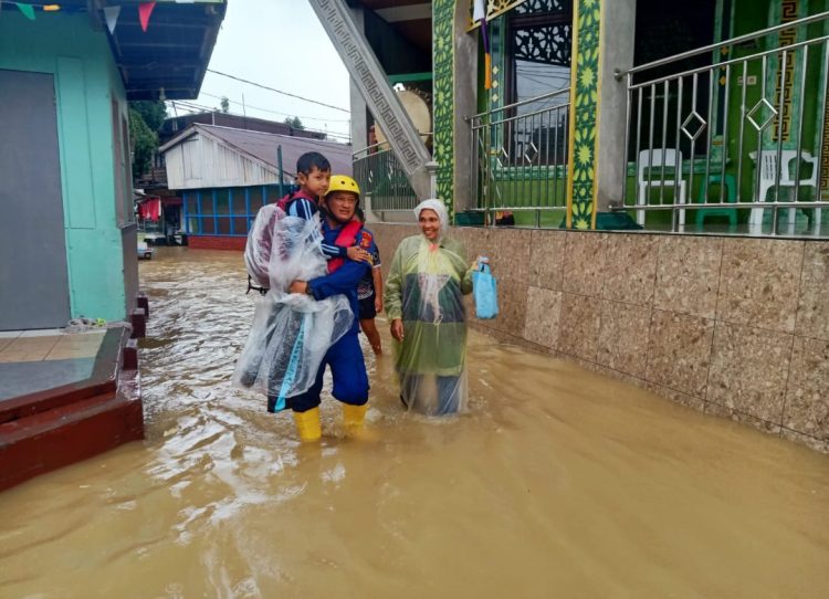 Dit Polairud Polda Kaltim Bantu Warga Yang Terkena Banjir