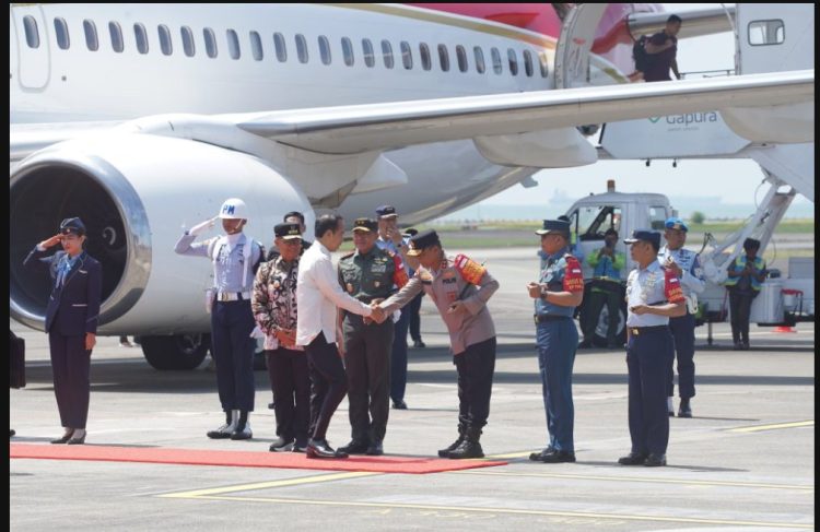 Presiden Jokowi Tiba di Balikpapan, Siap Berikan Arahan Strategis kepada Pejabat TNI-Polri di IKN