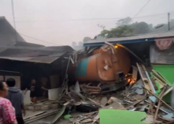 Truck Tangki Termundur Saat Tanjakan, Hingga Menabrak Rumah Warga