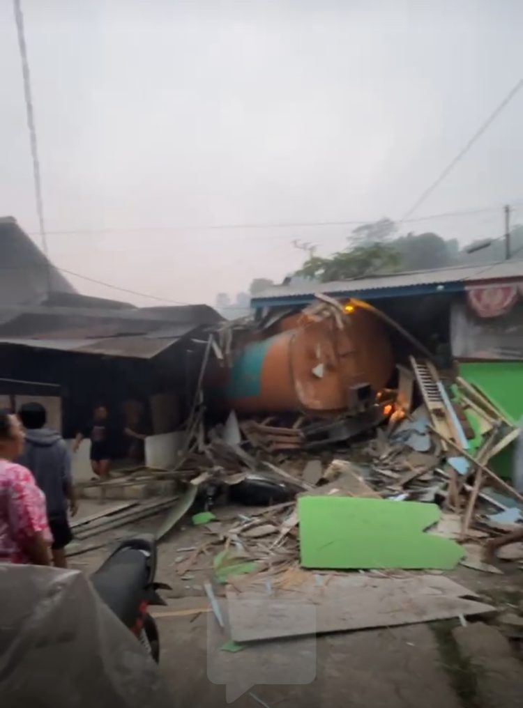 Truck Tangki Termundur Saat Tanjakan, Hingga Menabrak Rumah Warga