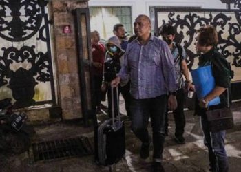 KPK Geledah Rumah Mantan Gubernur Kaltim Awang Faroek Ishak, Angkut Tiga Koper