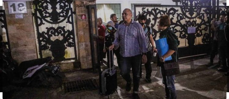 KPK Geledah Rumah Mantan Gubernur Kaltim Awang Faroek Ishak, Angkut Tiga Koper