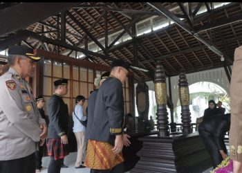 Peringati HUT Kota Tenggarong Ke-242 dan Erau Pelas Benua, Polres Kutai Kartanegara Gelar Ziarah ke Makam Raja-Raja Kesultanan Kutai Kartanegara Ing Martadipura