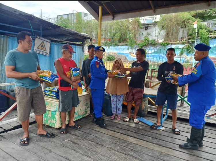 Ditpolairud Polda Kaltim Salurkan Bantuan Kelurahan DamaiNelayan Di Pesisir Sungai ai