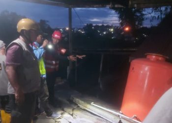 *Gerak Cepat, Personil Sat Brimob Polda Kaltim Bantu Tangani Dampak Longsor di Rumah Warga Klandasan Balikpapan