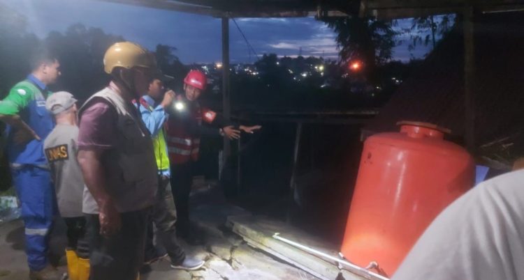 *Gerak Cepat, Personil Sat Brimob Polda Kaltim Bantu Tangani Dampak Longsor di Rumah Warga Klandasan Balikpapan