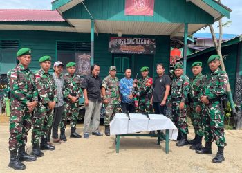 Penyerahan 3 Pucuk Senjata Api Oleh Warga Kepada Satgas Pamtas RI – Malaysia