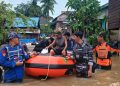 Bantu Penanganan Banjir di Sangatta Selatan, Ditpolairud Polda Kaltim bersama Tim Gabungan Lakukan Pemantauan serta Beri Bantuan kepada Warga Terdampak