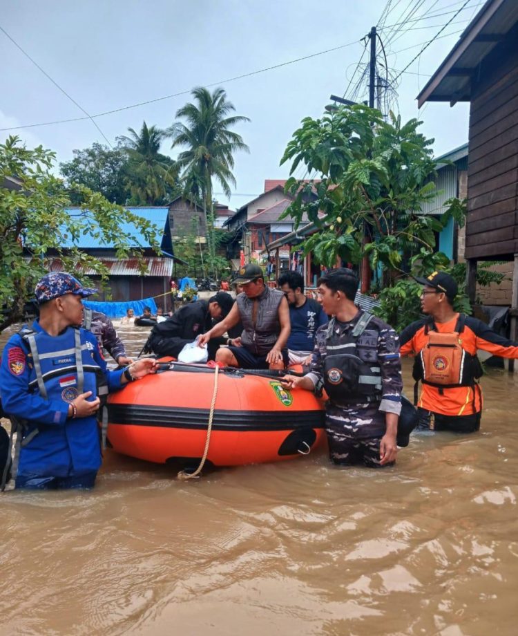 Bantu Penanganan Banjir di Sangatta Selatan, Ditpolairud Polda Kaltim bersama Tim Gabungan Lakukan Pemantauan serta Beri Bantuan kepada Warga Terdampak