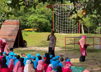 Polisi Sahabat Anak, Batalyon A Brimob Kaltim Dampingi Anak TK Islam Rahmaniyah Bersihkan Pantai