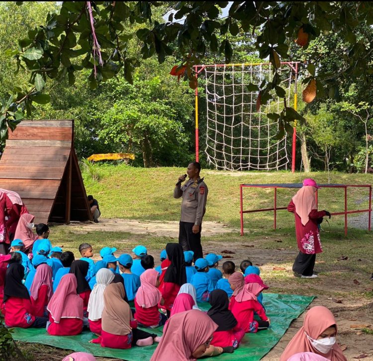 Polisi Sahabat Anak, Batalyon A Brimob Kaltim Dampingi Anak TK Islam Rahmaniyah Bersihkan Pantai