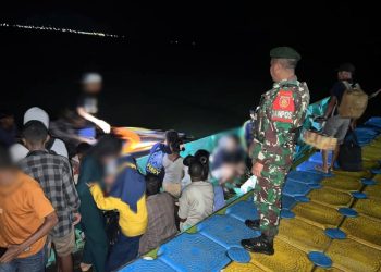 Satgas Pamtas Yonarmed 11 Kostrad Gagalkan Penyelundupan 57 Orang Pekerja Migran Ilegal Di Perbatasan RI-Malaysia