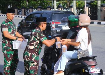 Kodam VI/Mulawarman Berbagi Takjil untuk Pengguna Jalan di Bulan Suci Ramadhan