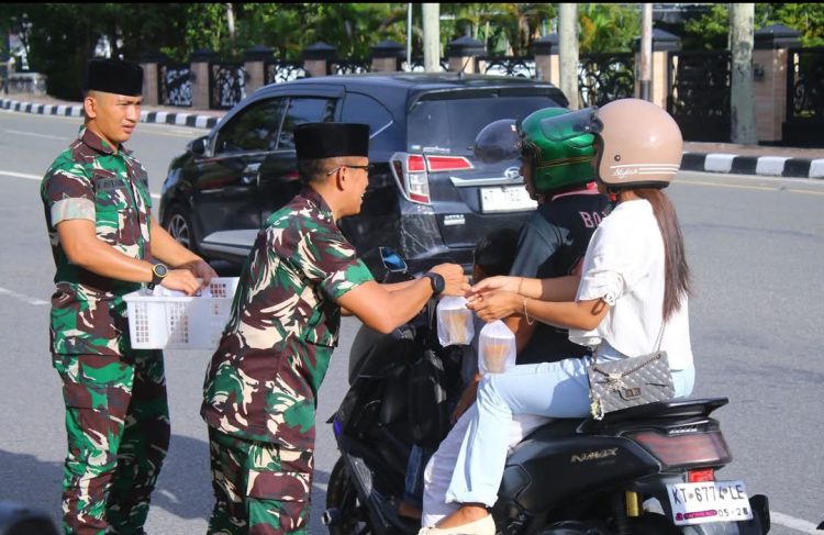 Kodam VI/Mulawarman Berbagi Takjil untuk Pengguna Jalan di Bulan Suci Ramadhan