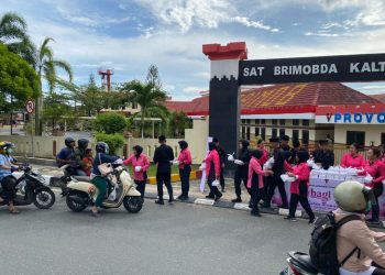 Berkah Ramadhan, Brimob Kaltim Bersama Bhayanhkari Berbahi Takjil