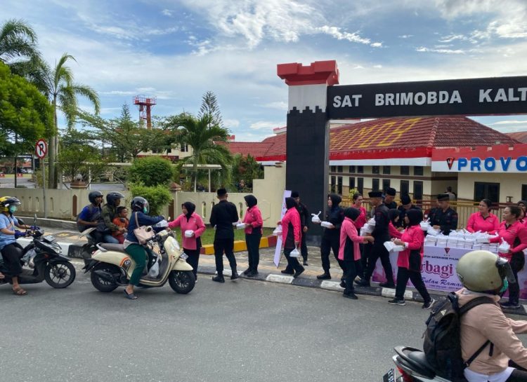 Berkah Ramadhan, Brimob Kaltim Bersama Bhayanhkari Berbahi Takjil