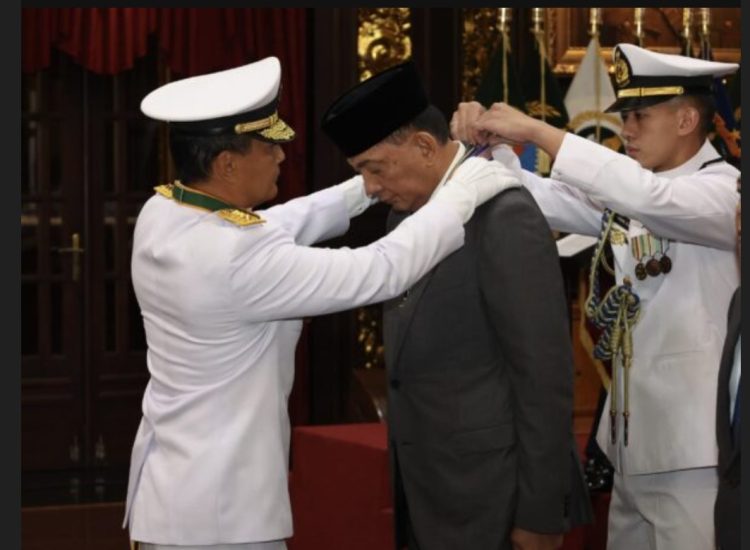 Wakasal Sematkan Tanda Kehormatan Bintang Jalasena Utama Kepada Menhan dan Kepala BIN di Kementerian Pertahanan