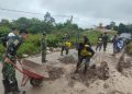 Satgas Yonif 141/AYJP Pos Senggo Gotong Royong Perbaiki Jalan Transfortasi