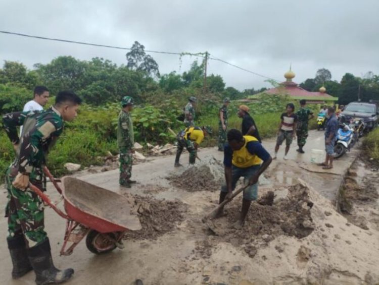 Satgas Yonif 141/AYJP Pos Senggo Gotong Royong Perbaiki Jalan Transfortasi