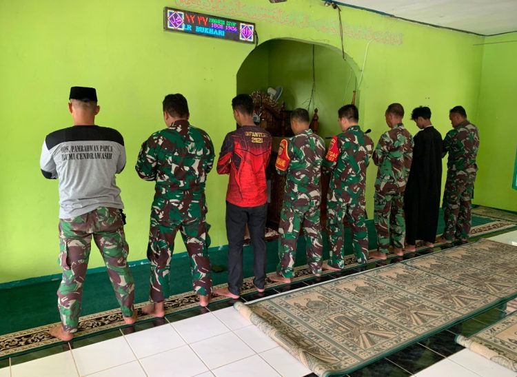 Tingkatkan Iman dan Taqwa Personil Satgas TMMD 123 Kodim 0905/ BPP Sholat Berjamaah