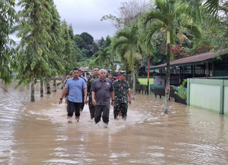Pangdam VI/Mulawarman Tinjau Lokasi Bencana Banjir di Yonif 611/Awang Long