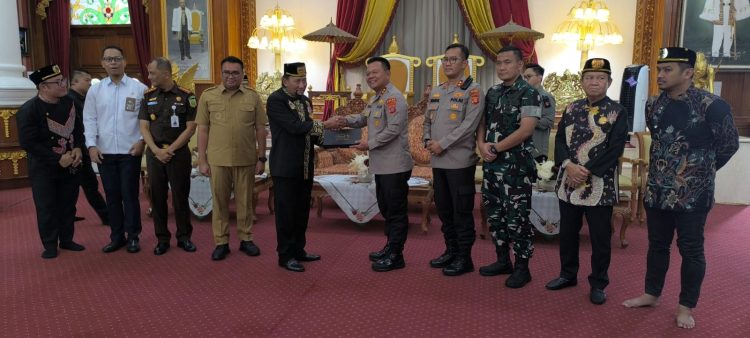 Pererat Sinergi Dengan Tokoh Adat, Kapolda Kaltim Silaturahmi ke Kesultanan Kutai Kartanegara