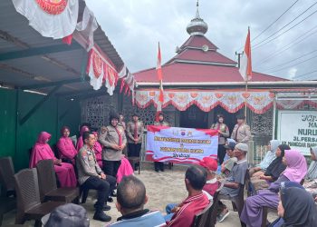 Polwan & Bhayangkari Kaltim Berbagi di Manggar Baru