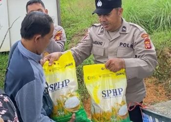 Polresta Balikpapan Salurkan 200 Karung Beras Murah untuk Warga Karang Joang