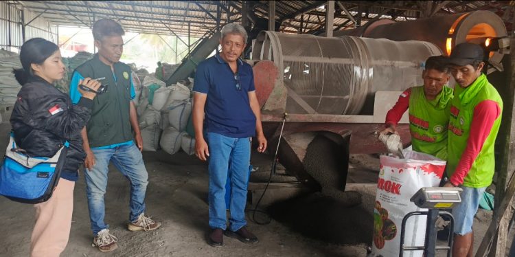 Sang Formulator Ubah Limbah Sawit dan Abu Terbang, Menjadi Pupuk Semok Hayati