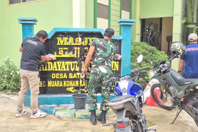 Sambut Ramdhan, TNI Kodam VI/Mulawarman Bantu Masyarakat Bersihkan Mesjid