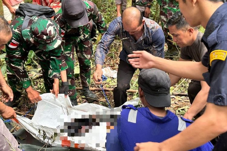 Prajurit Kodam VI/Mulawarman Gerak Cepat Evakuasi Korban Pesawat Jatuh di Krayan Timur