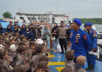 Jadi Sahabat Anak Sejak Dini, Polairud Polda Kaltim Perkenalkan Tugas Polisi Perairan dan Pentingnya Mangrove
