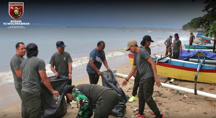 Respons Cepat Arahan Presiden, Deninteldam VI/Mulawarman “Serbu” sampah di Pantai Enggang Borneo