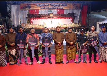 Polda Kaltim Bagikan Hadiah Umrah hingga Motor di Pagelaran Wayang Kulit