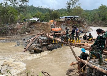 Prajurit TNI Bangun Jembatan Darurat di Aceh Tengah, Akhiri Keterisolasian Lima Desa