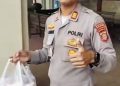 Polsek Loa Janan Bagi-Bagi Takjil, Ajak Warga Perkuat Silaturahmi di Bulan Ramadan