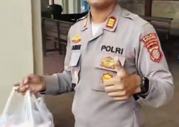 Polsek Loa Janan Bagi-Bagi Takjil, Ajak Warga Perkuat Silaturahmi di Bulan Ramadan
