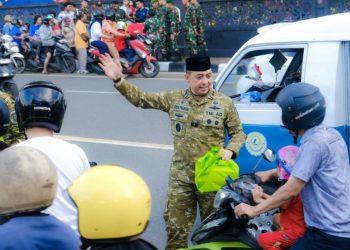 Berkah Ramadan : Pangdam VI/Mlw Turun ke Jalan Bagi Takjil untuk Pejuang Nafkah