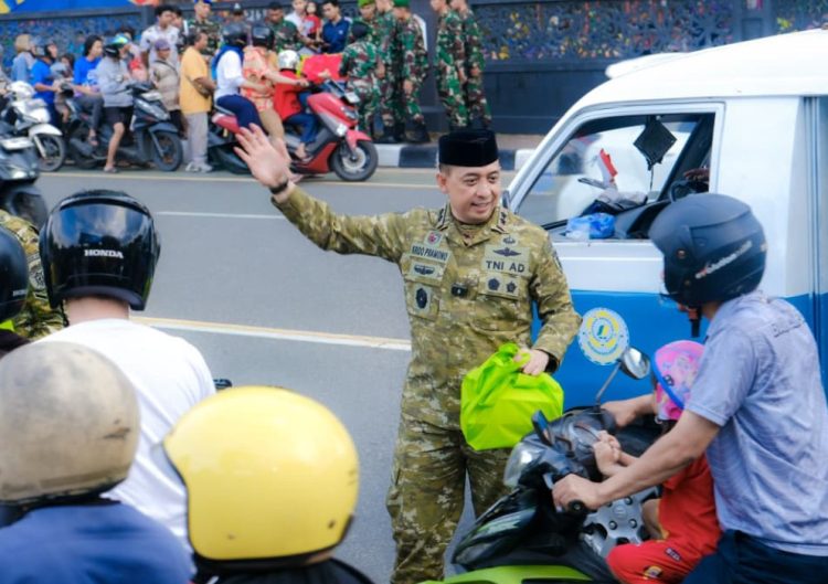 Berkah Ramadan : Pangdam VI/Mlw Turun ke Jalan Bagi Takjil untuk Pejuang Nafkah