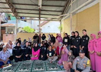 Polwan Polda Kaltim dan Bhayangkari Bagikan 100 Karung Beras untuk Warga Balikpapan