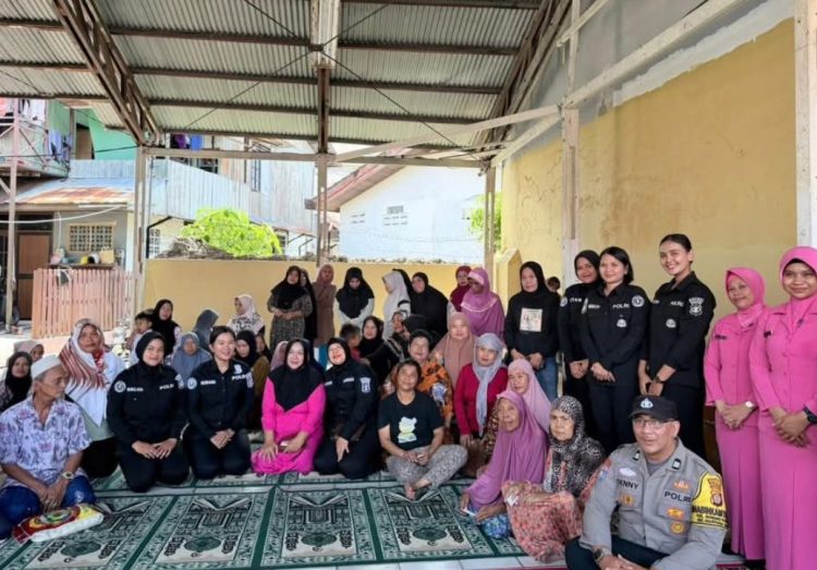 Polwan Polda Kaltim dan Bhayangkari Bagikan 100 Karung Beras untuk Warga Balikpapan