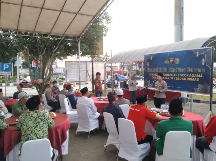 Polres Kukar Gelar Warung Berkah dan Buka Puasa Bersama, Salurkan Bantuan untuk Warga