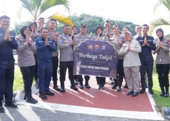 Ramadhan Berkah: Bidhumas Polda Kaltim Bagikan 100 Takjil untuk Masyarakat