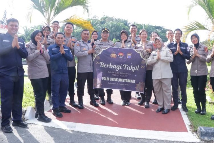 Ramadhan Berkah: Bidhumas Polda Kaltim Bagikan 100 Takjil untuk Masyarakat
