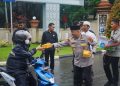 Sambangi Warga, Wakapolda Kaltim Langsung Turun Tangan Bagikan Takjil